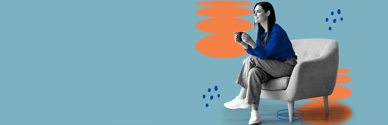 Mujer sentada en silla tomando cafe