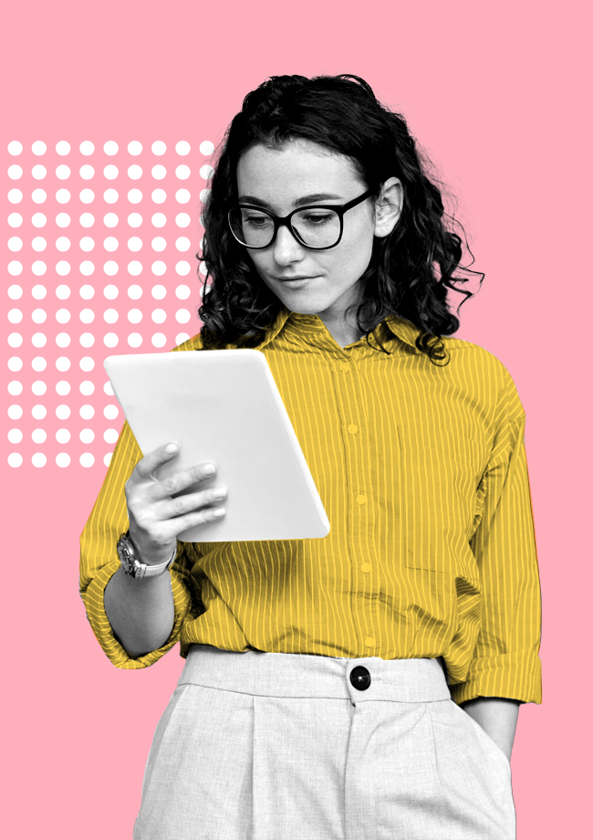 Mujer joven con lentes viendo su tablet de frente