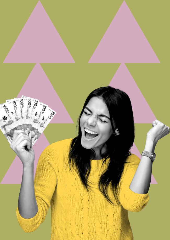 Mujer muy feliz con billetes en la mano