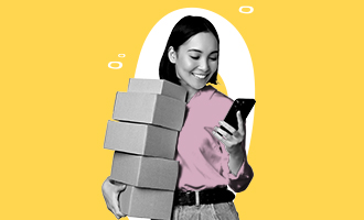 Mujer-emprendedora-sosteniendo-cajas-mirando-celular