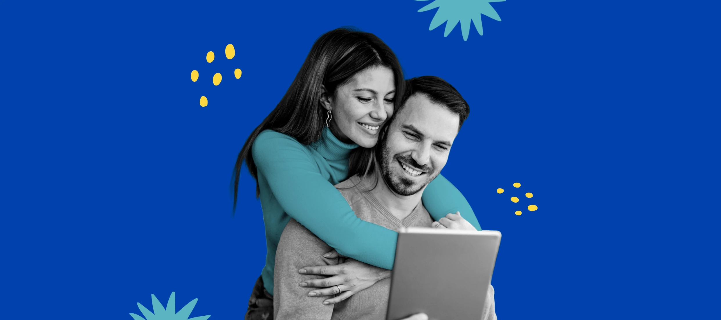 Dos personas utilizando un computador portátil para consultar información financiera en línea con Banco de Bogotá