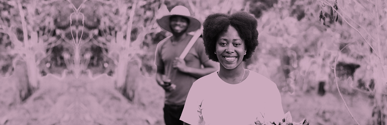 Dos personas afro en la naturaleza sonriendo