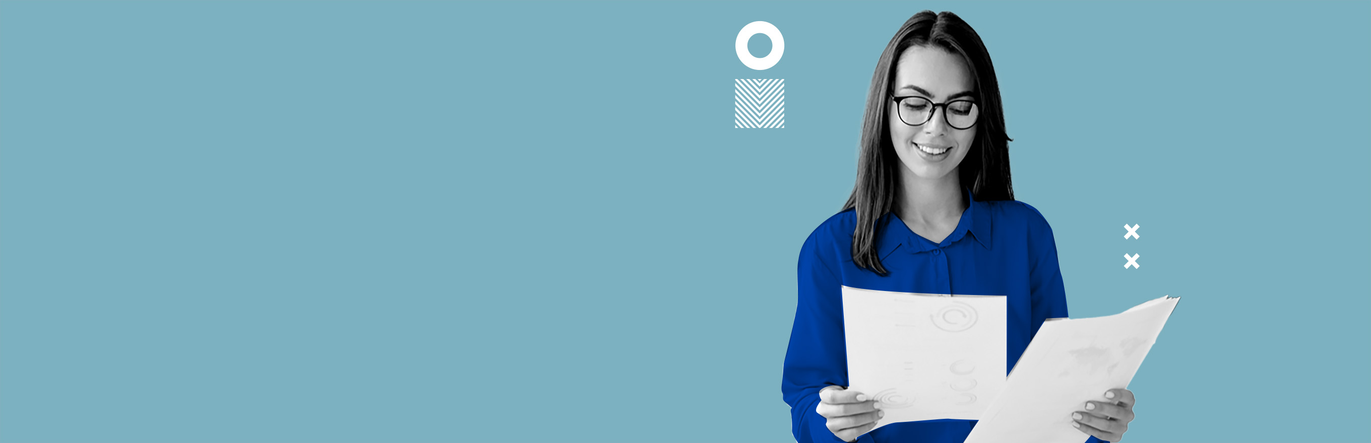 mujer con documentos lectura