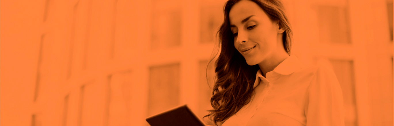 Mujer concentrada leyendo su tablet