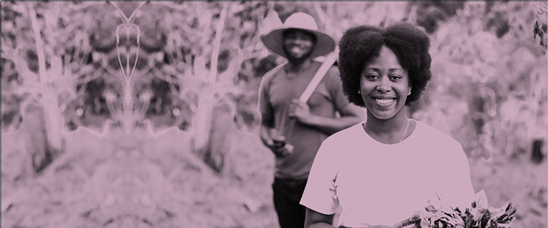 Dos personas afro en la naturaleza sonriendo