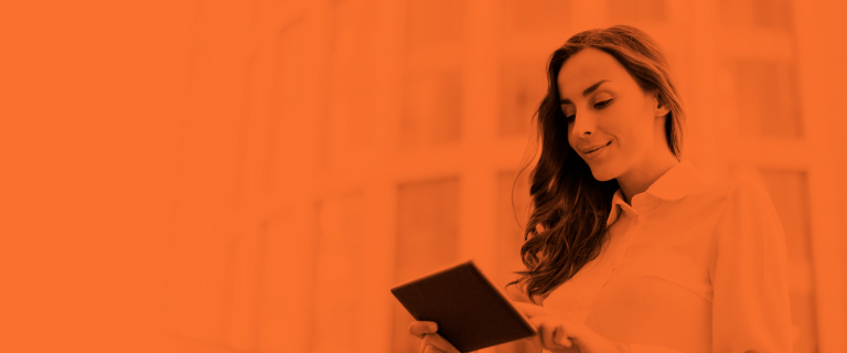 Mujer concentrada leyendo su tablet