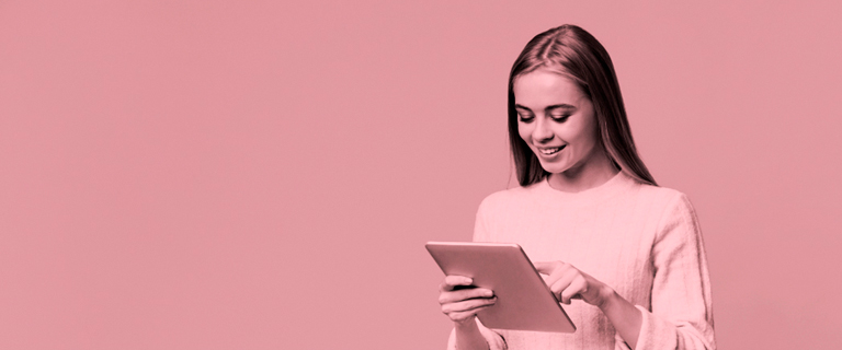 Mujer joven sonriente usando tablet