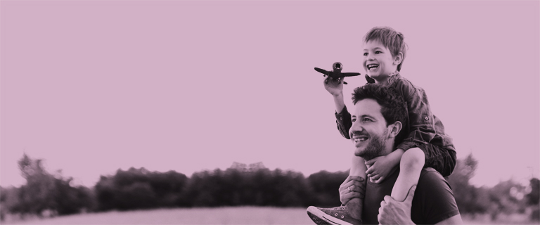 padre e hijo disfrutan jugando juntos en un parque