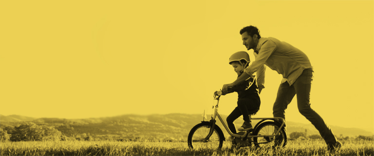 padre e hijo compartiendo y montando bicicletas