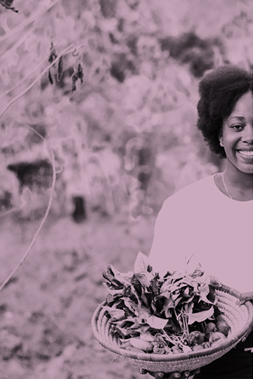 Dos personas afro en la naturaleza sonriendo