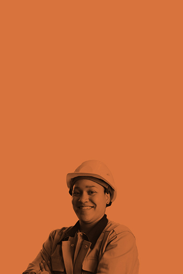 Mujer sonriente con casco protector