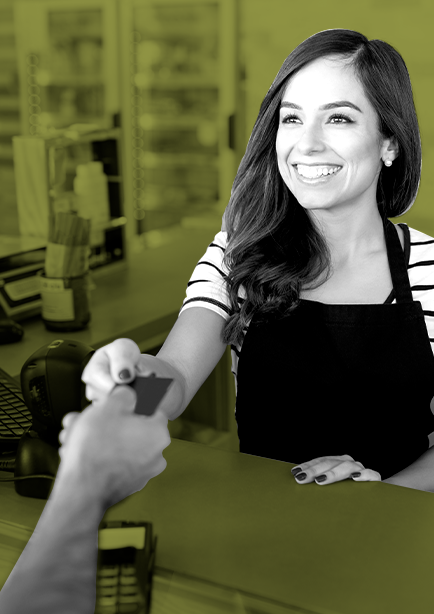 Mujer corresponsal sonriente recibiendo pago con tarjeta.