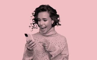 Mujer afro sorprendida y sonriente mirando su celular