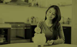 Mujer joven poniendo dinero en su alcancía