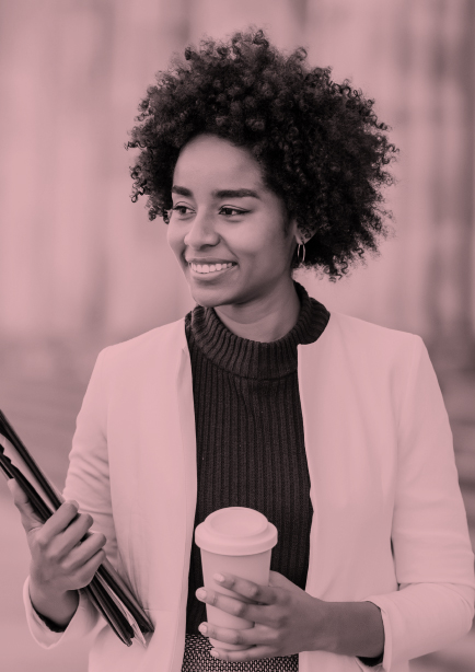 Mujer afro ejecutiva con portafolio y café en sus manos