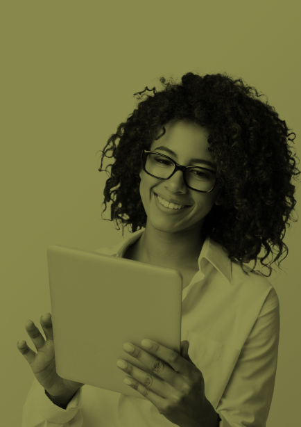 Mujer ejecutiva afro con gafas usa una tablet