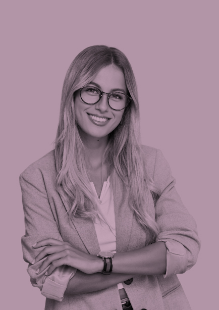 Mujer rubia ejecutiva con gafas sonríe cruzando los brazos