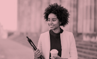 Mujer afro ejecutiva con portafolio y café en sus manos