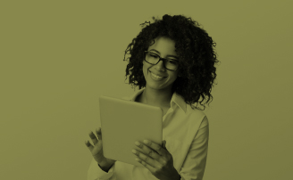 Mujer ejecutiva afro con gafas usa una tablet