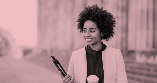 Mujer afro ejecutiva con portafolio y café en sus manos