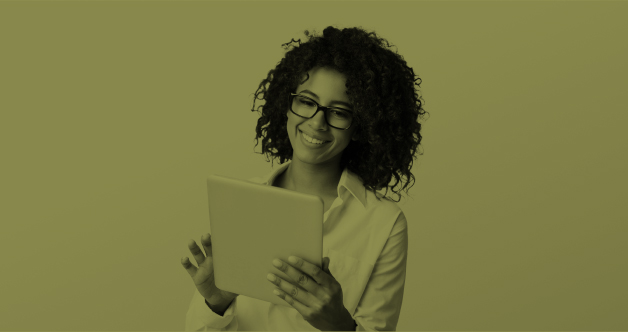 Mujer ejecutiva afro con gafas usa una tablet