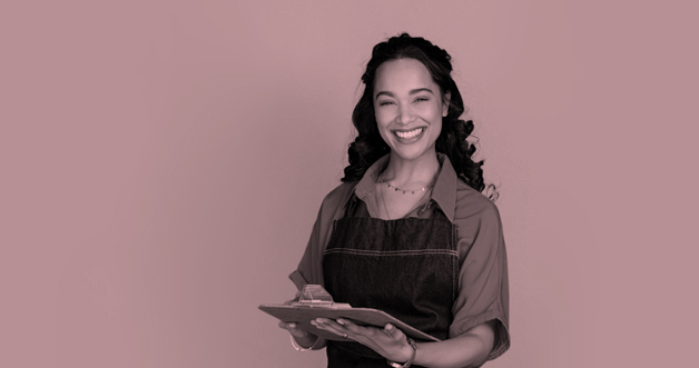 Mujer sonriendo con una planilla laboral en manos