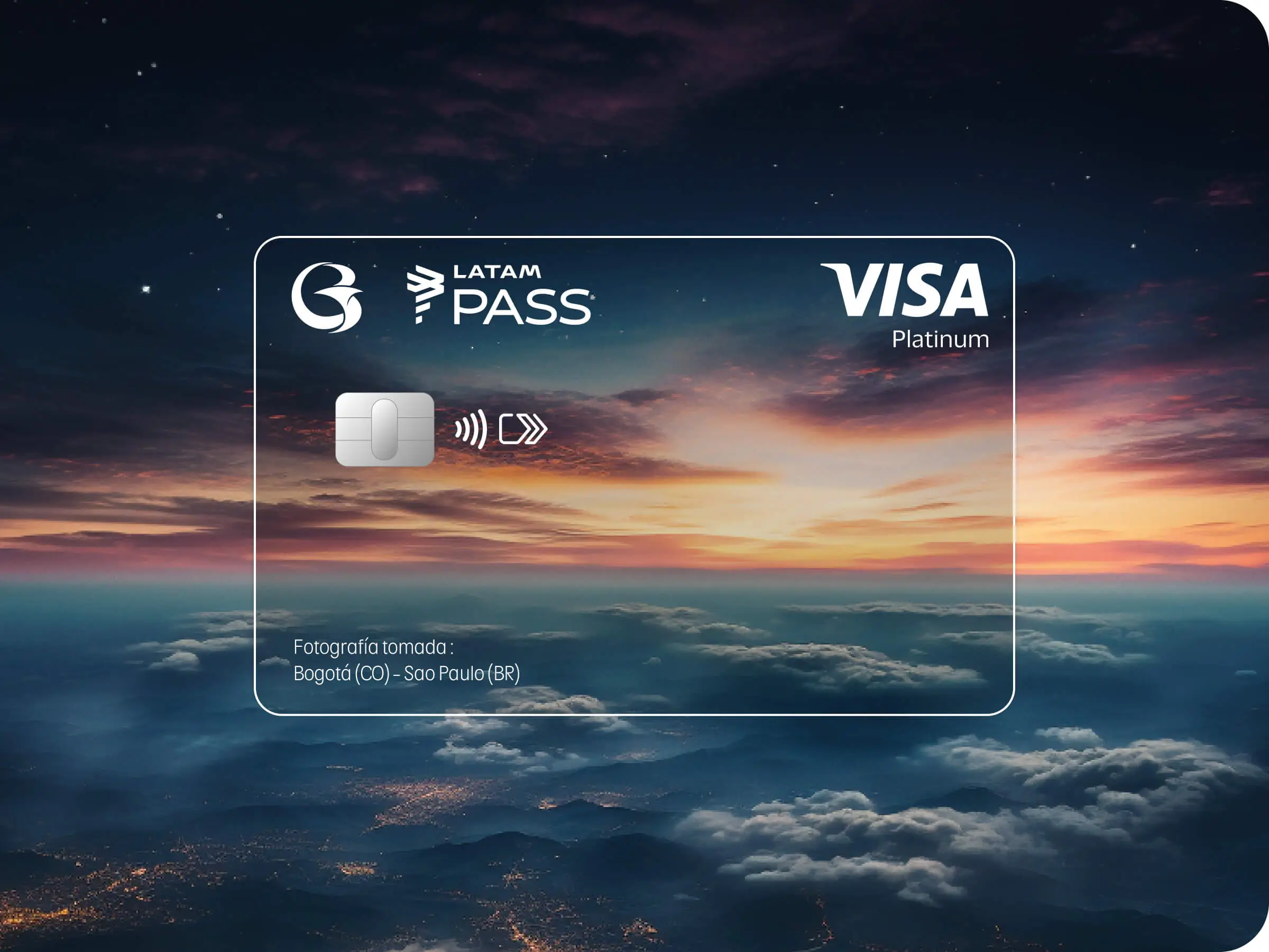 Tarjeta de crédito Latam Pass Visa del Banco de Bogotá sobre paisaje aéreo, promoción de acumulación de millas, cashback y beneficios de viaje.