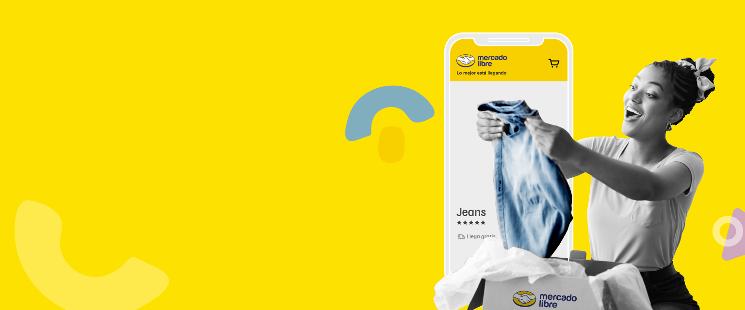 Mujer joven eligiendo producto en Mercado Libre desde celular